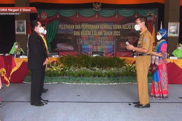 Anjangsana  ke PNS  yang sakit dalam rangka HUT SMA N 3 Slawi ke- 30